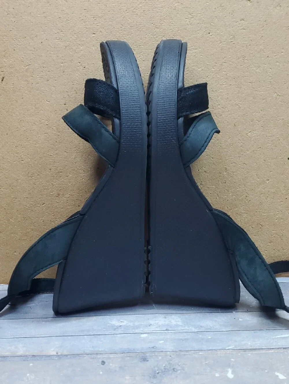 CROCS Women's Leigh II Black and Dark Green Cross Strap Ankle Wedge Size W 10